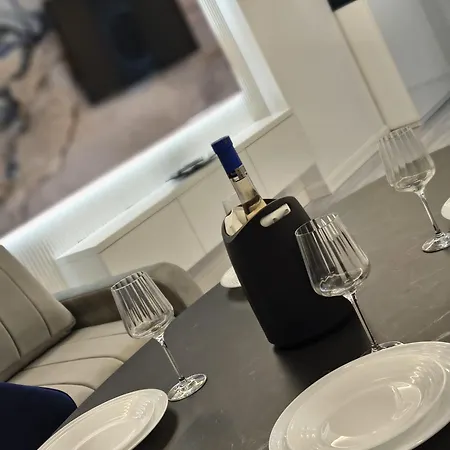220 White Titanic Appartement